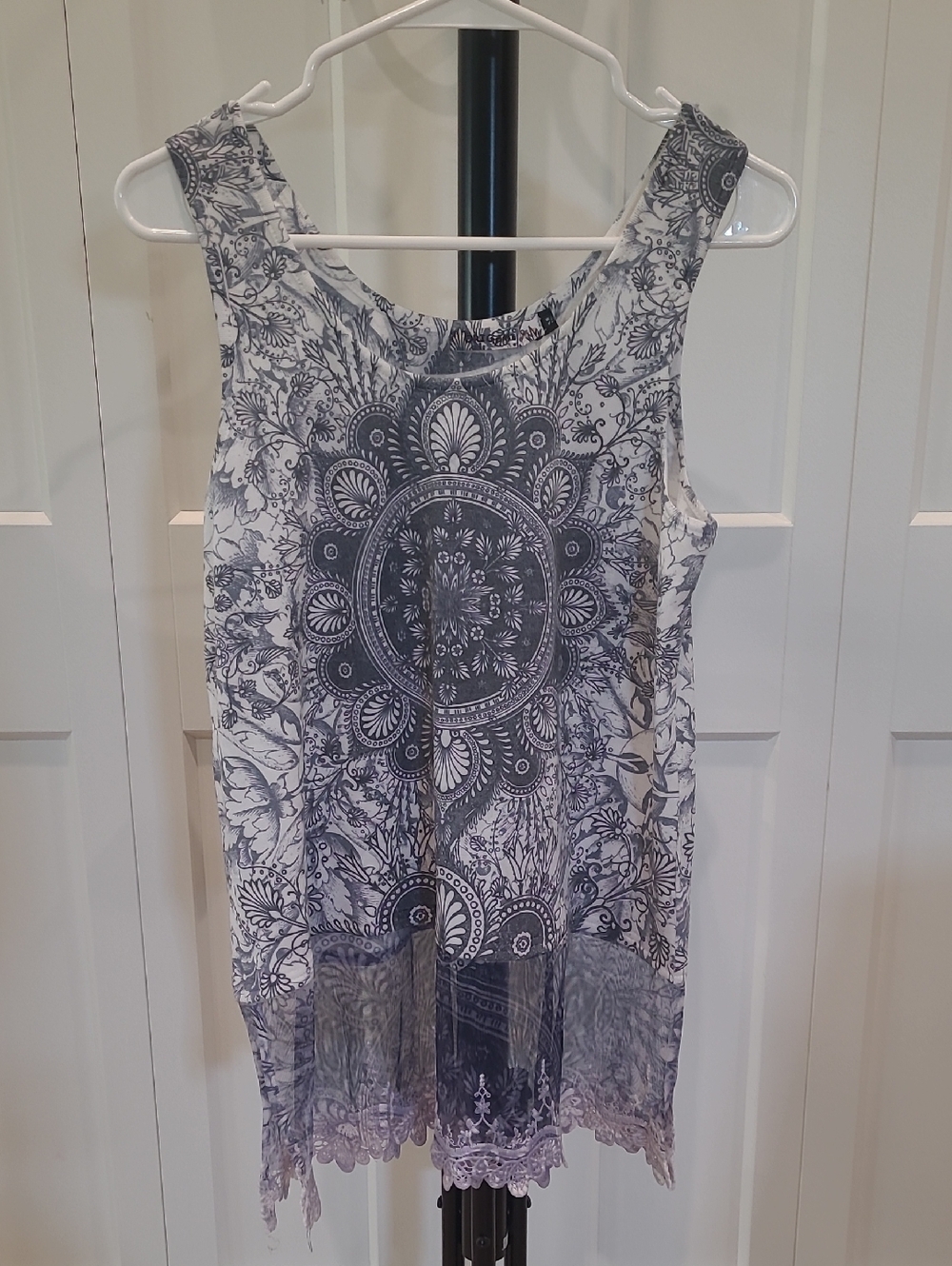 Sleeveless White and Blue Printed Tank Top with Lace Hem